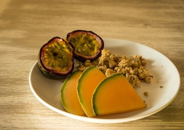 Granola ile kahvaltı meyve