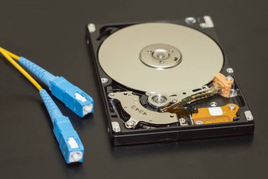 Hard disk sürücüsü ve optik kablolar