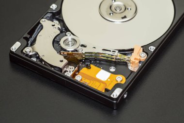 açık durumda siyah disk sürücüsü