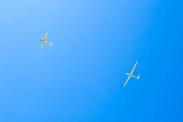 Plane Pulls Disperse Glider Blue Sky — Stock Photo, Image