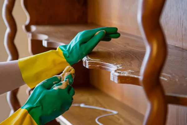 Plastik eldivenli eski ahşap mobilyaların profesyonel temizliği.