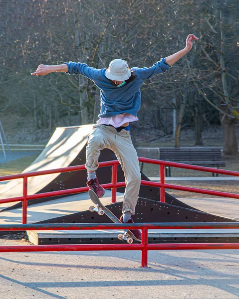 Skateboarder Άλμα Από Ένα Διοικητικό Συμβούλιο Ένα Πάρκο Διασκέδασης Στην — Φωτογραφία Αρχείου