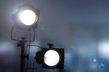 İki klasik Soffit parlaklığı, ön manzara, mavi arkaplan