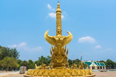 Altın garuda ili Ubon Ratchathani, Tayland Mulk Sri Muang Park'ta gemide oyma