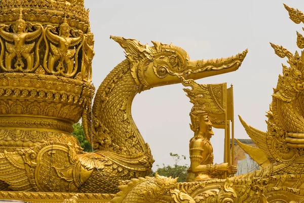 Gold garuda carving på fartyget vid Thung Sri Muang park i Ubon Ratchathani provinsen, Thailand — Stockfoto