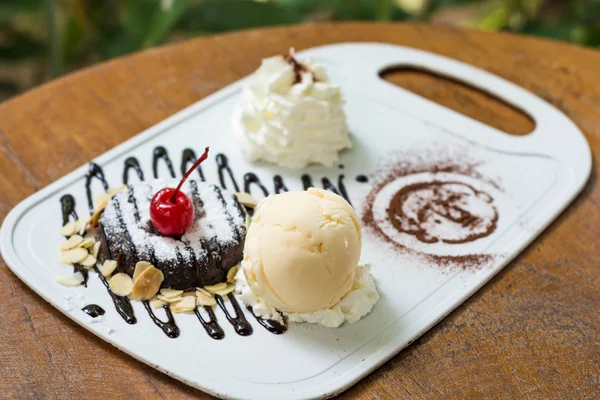 Crème glacée dans un plat sur la table, gros plan — Photo