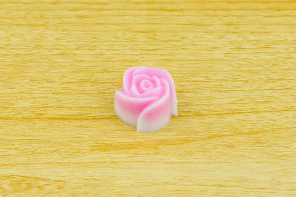 Kostki róży galaretki na białym tle na tle drewna — Zdjęcie stockowe