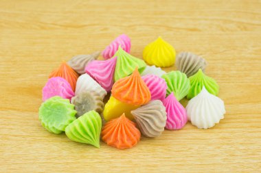 Aalaw şeker, ahşap arka plan üzerinde renkli Tay tatlı