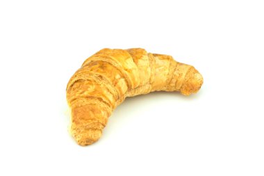 Beyaz arka planda taze ve lezzetli kruvasan.