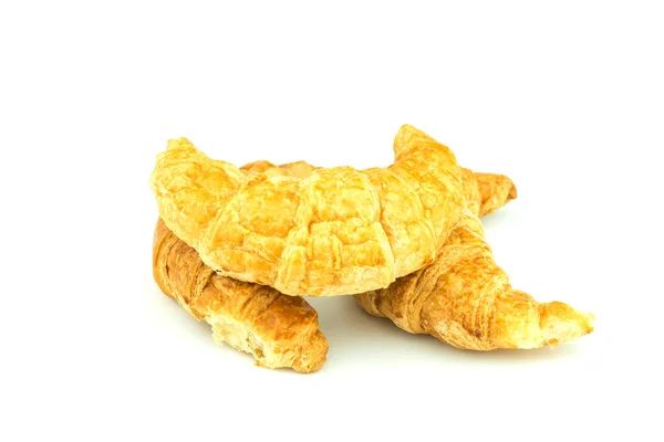 Croissant fresco e gustoso su sfondo bianco — Foto Stock