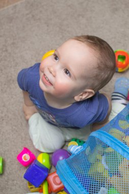 meraklı çocuk oyuncak eğitim