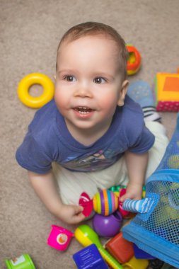 meraklı çocuk oyuncak eğitim