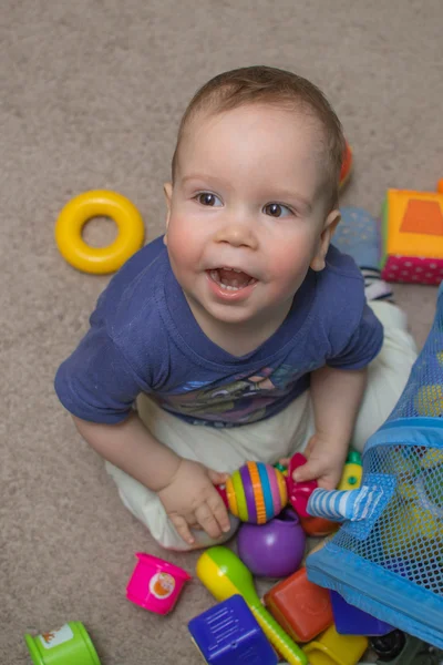 Criança curiosa estudando brinquedos — Fotografia de Stock