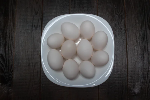 Witte plaat met eieren — Stockfoto