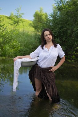 köylü kadın elbiseleri nehirde yıkar