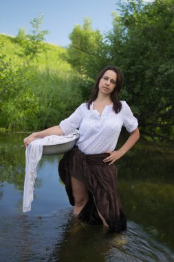 köylü kadın elbiseleri nehirde yıkar