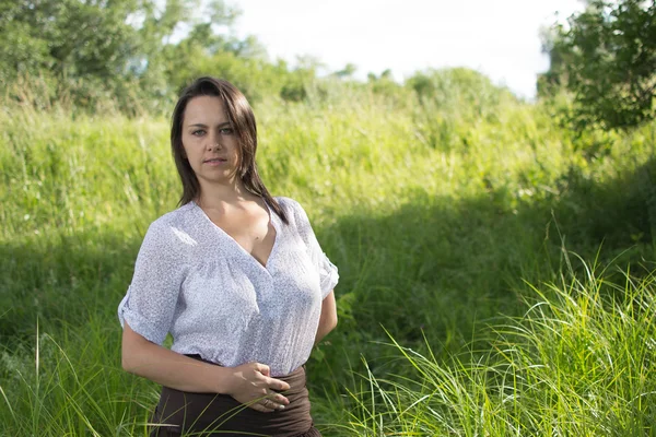 Женщина фермер в поле среди зеленой травы — стоковое фото