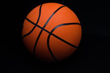 Basketbol siyah bir zemin üzerine