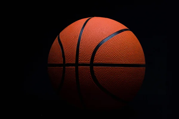 Basketbal na černém pozadí — Stock fotografie