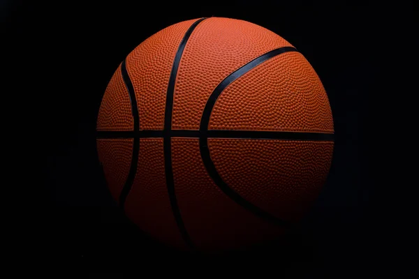 Basketbol siyah bir zemin üzerine