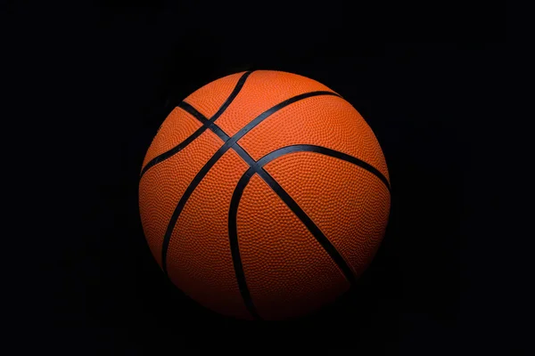 Basketbol siyah bir zemin üzerine