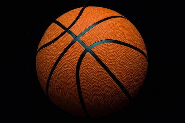 Baloncesto sobre fondo negro —  Fotos de Stock