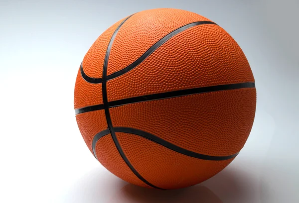 Pelota de baloncesto sobre un fondo claro —  Fotos de Stock