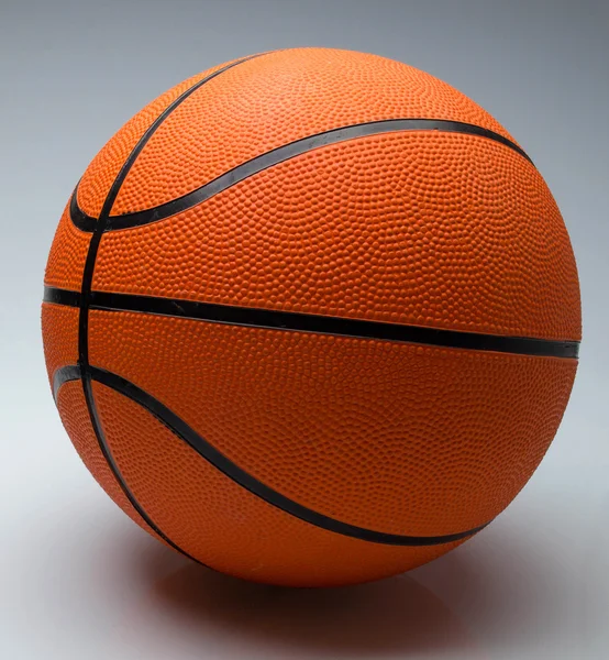 Pelota de baloncesto sobre un fondo claro —  Fotos de Stock