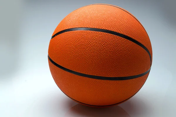 Pelota de baloncesto sobre un fondo claro —  Fotos de Stock