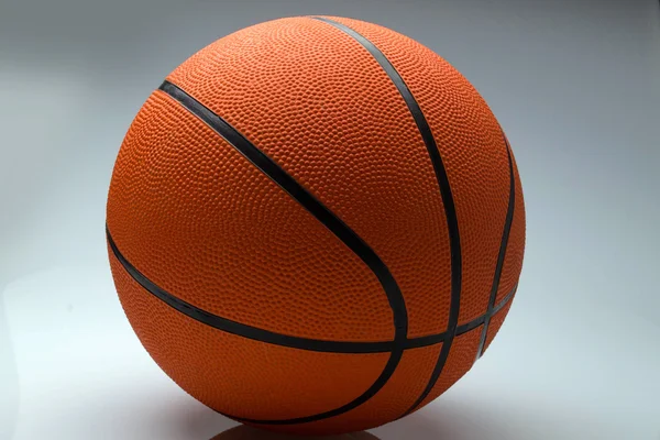 Pelota de baloncesto sobre un fondo claro —  Fotos de Stock