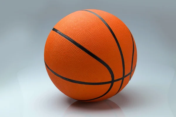 Pelota de baloncesto sobre un fondo claro —  Fotos de Stock