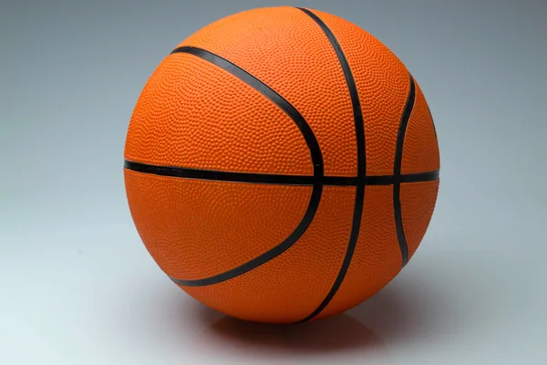 Pelota de baloncesto sobre un fondo claro —  Fotos de Stock