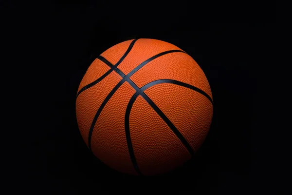 Basketbol siyah bir zemin üzerine Telifsiz Stok Imajlar