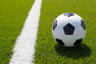 Yeşil sahada futbol topu