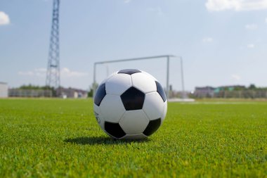 Bir kapı ile stadyum futbol topu