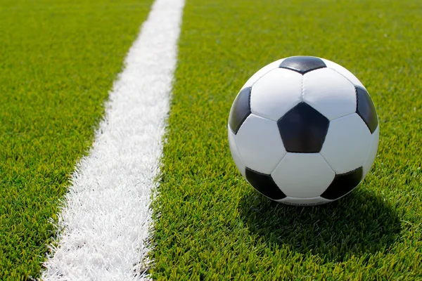 Yeşil sahada futbol topu