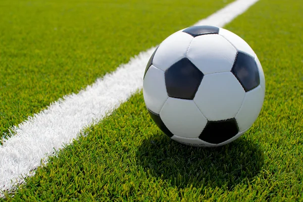 Yeşil sahada futbol topu