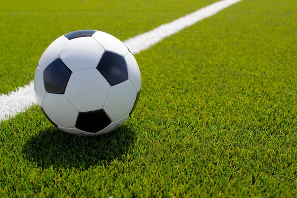 Футбольный мяч на зеленом поле — стоковое фото
