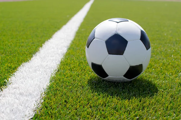 Yeşil sahada futbol topu