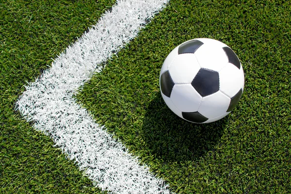 Yeşil sahada futbol topu