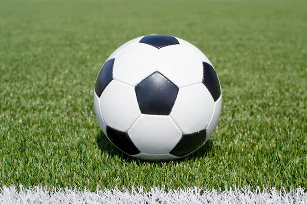 Yeşil sahada futbol topu