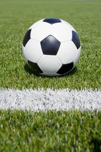 Pelota de fútbol en el campo verde — Foto de Stock