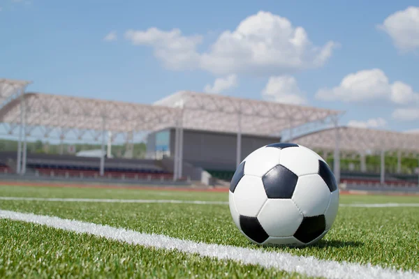 Pelota de fútbol en el campo verde — Foto de Stock