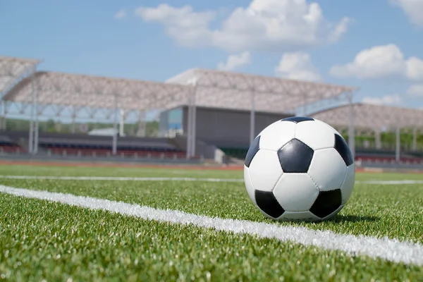 Pelota de fútbol en el campo verde — Foto de Stock