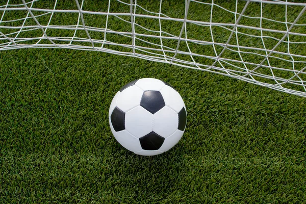 ネットでサッカー ボール — ストック写真