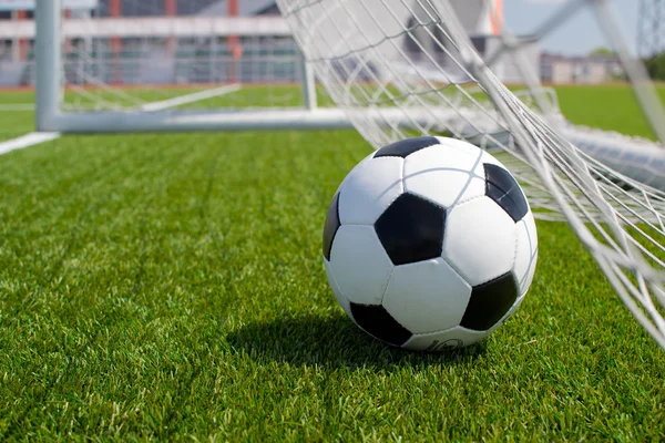 Balón de fútbol en red — Foto de Stock