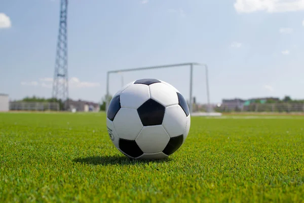 Balón de fútbol en el estadio con una puerta — Foto de Stock