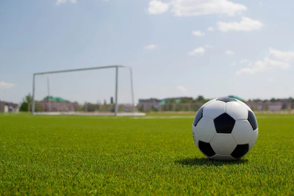 Fotboll på stadion med en grind — Stockfoto