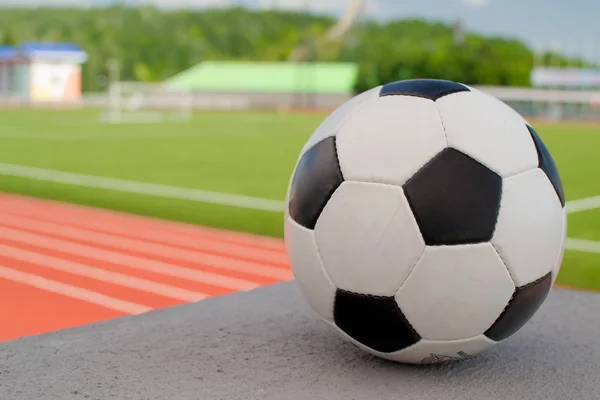 Balón de fútbol en el estadio — Foto de Stock