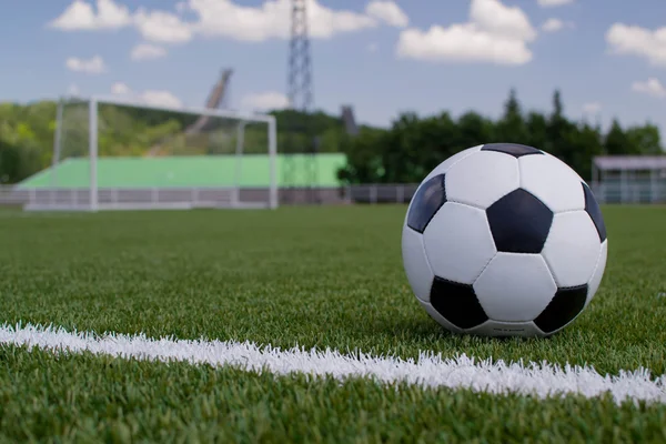 Fotboll på stadion med en grind — Stockfoto